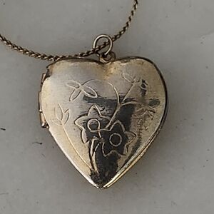 Vintage Korea Gold Tone Heart Floral Etching Locket Necklace